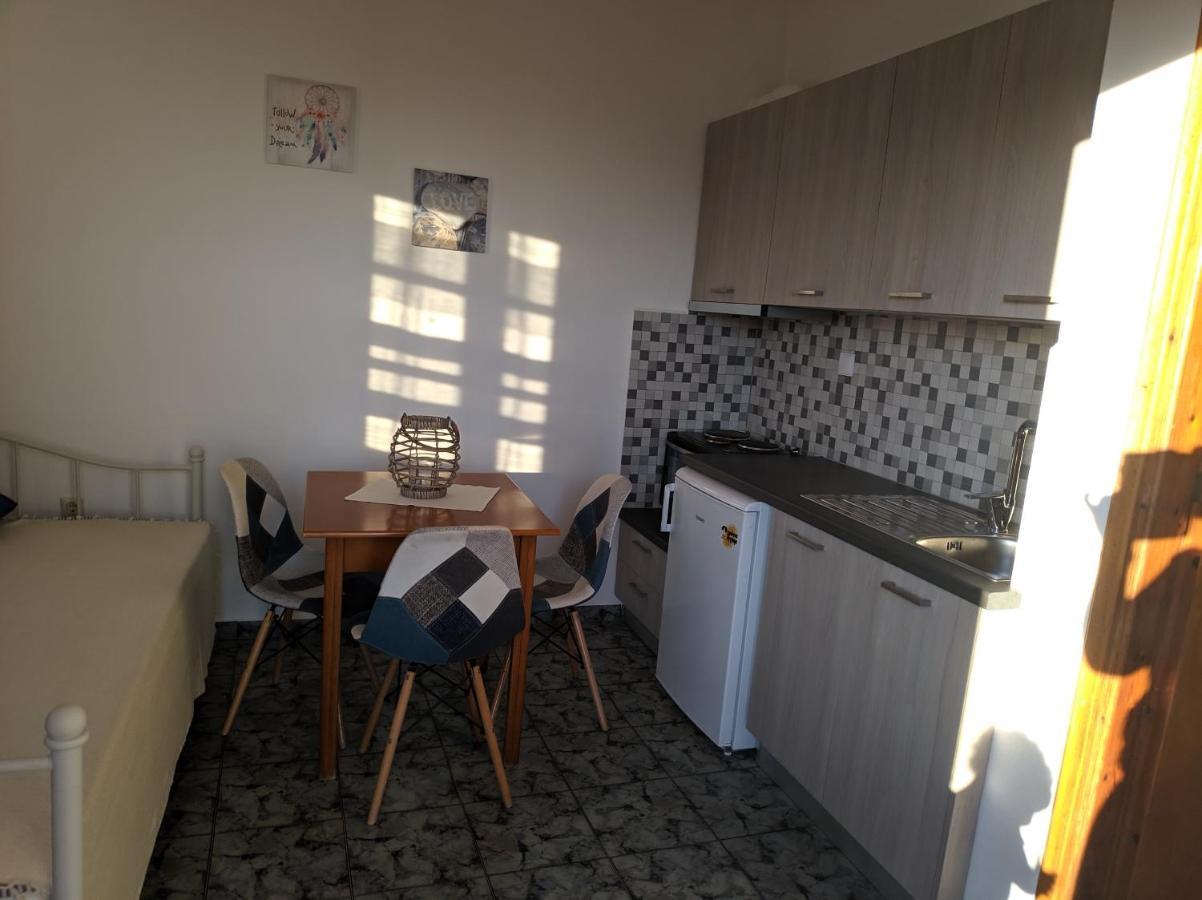 Tramonto Nel Delfini Apartment Kini Ngoại thất bức ảnh
