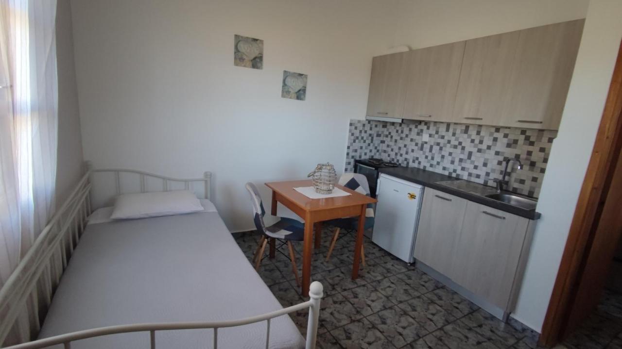 Tramonto Nel Delfini Apartment Kini Ngoại thất bức ảnh