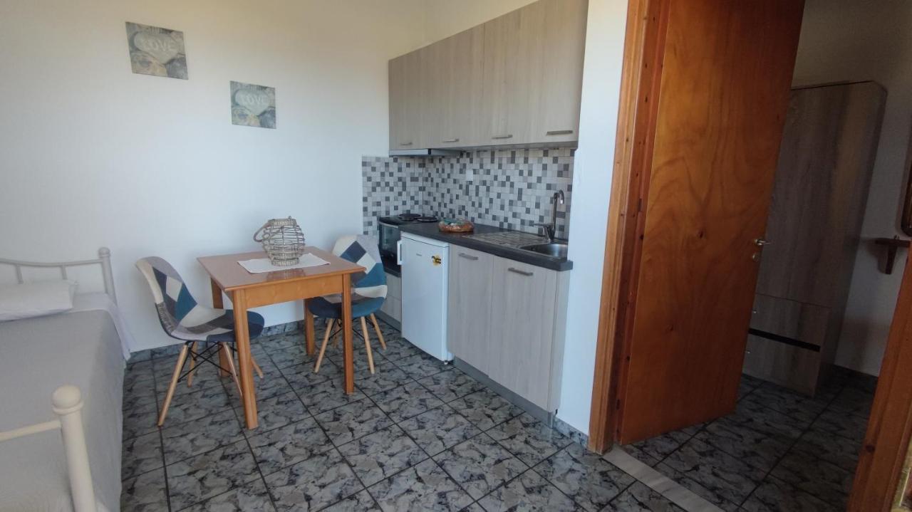 Tramonto Nel Delfini Apartment Kini Ngoại thất bức ảnh
