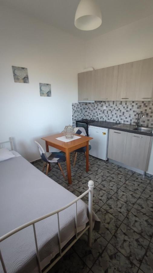 Tramonto Nel Delfini Apartment Kini Ngoại thất bức ảnh