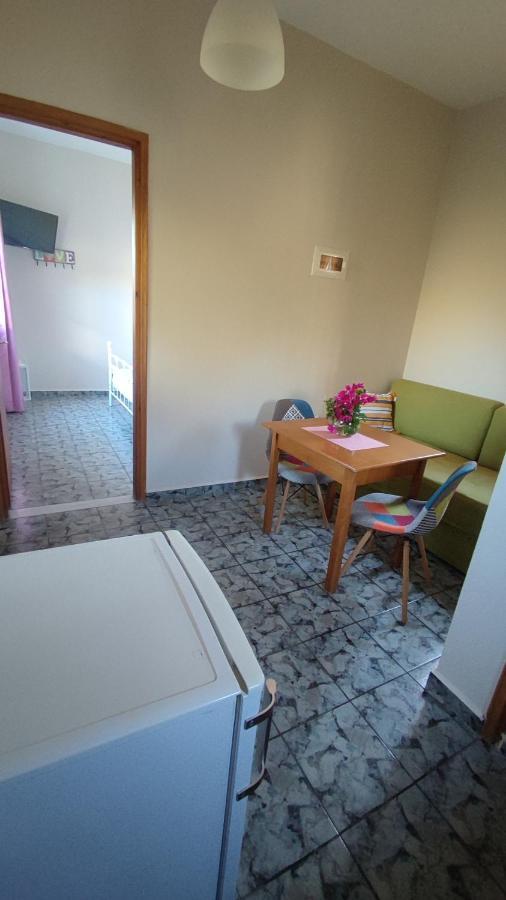 Tramonto Nel Delfini Apartment Kini Ngoại thất bức ảnh