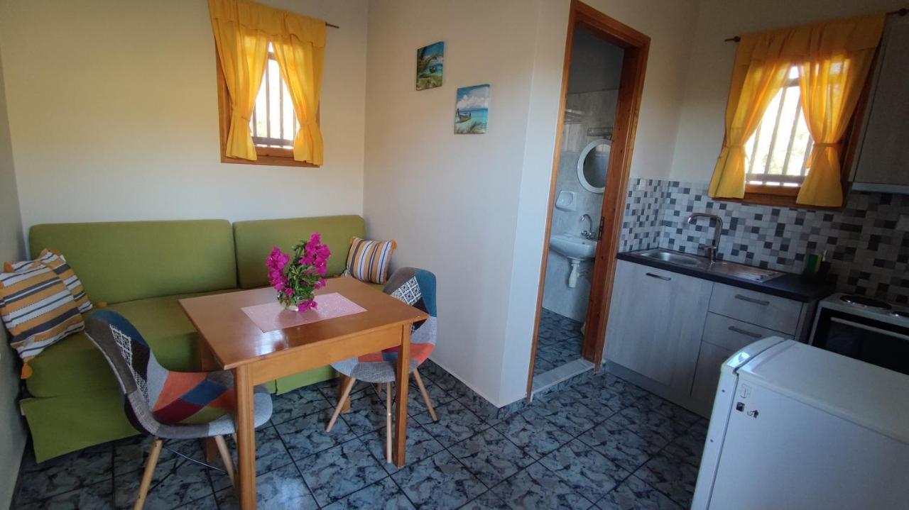 Tramonto Nel Delfini Apartment Kini Ngoại thất bức ảnh