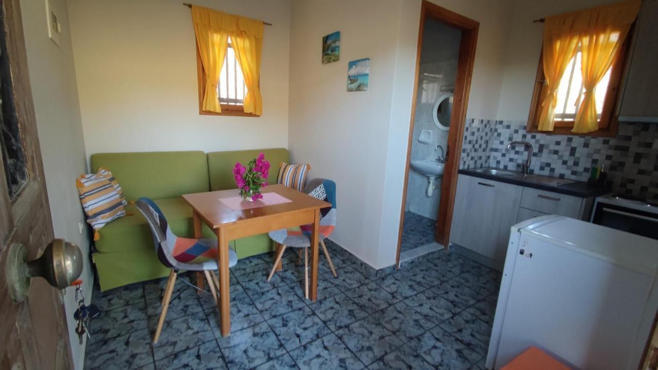 Tramonto Nel Delfini Apartment Kini Ngoại thất bức ảnh