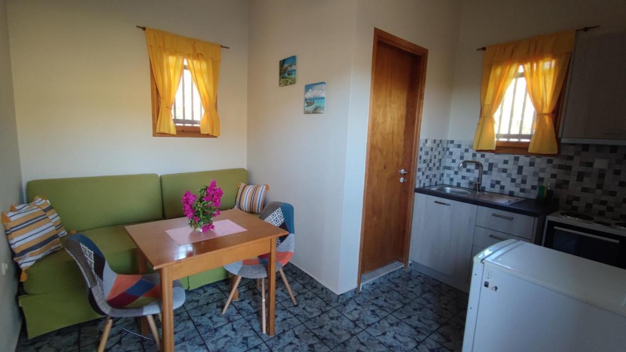 Tramonto Nel Delfini Apartment Kini Ngoại thất bức ảnh