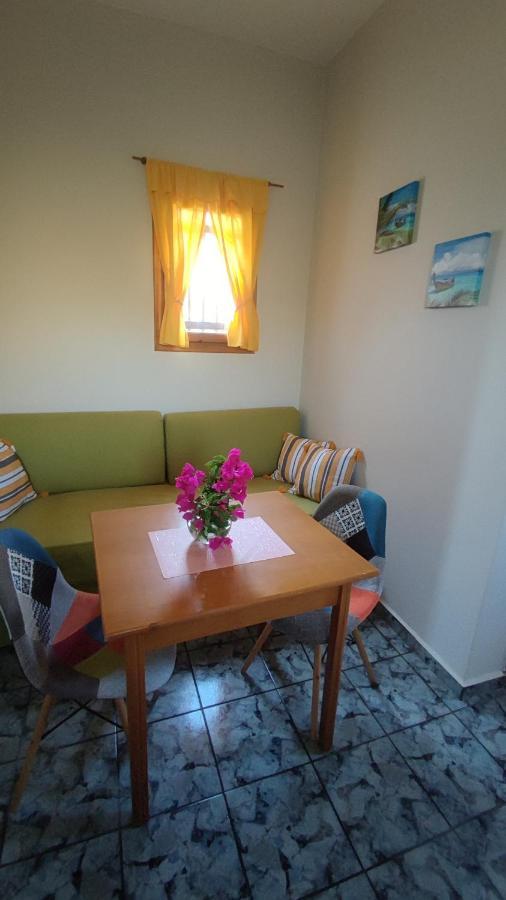 Tramonto Nel Delfini Apartment Kini Ngoại thất bức ảnh