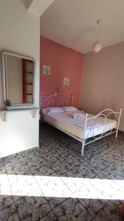 Tramonto Nel Delfini Apartment Kini Ngoại thất bức ảnh