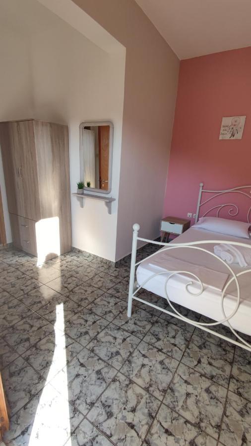 Tramonto Nel Delfini Apartment Kini Ngoại thất bức ảnh