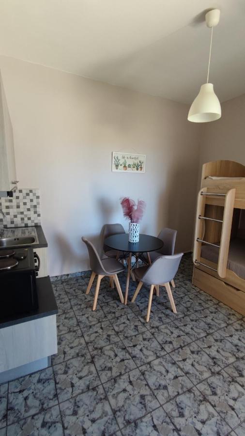 Tramonto Nel Delfini Apartment Kini Ngoại thất bức ảnh