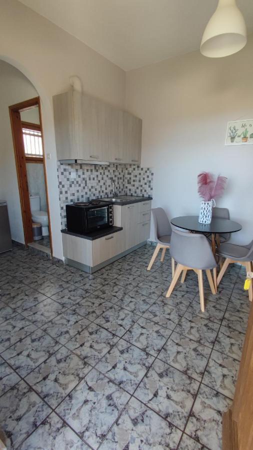 Tramonto Nel Delfini Apartment Kini Ngoại thất bức ảnh