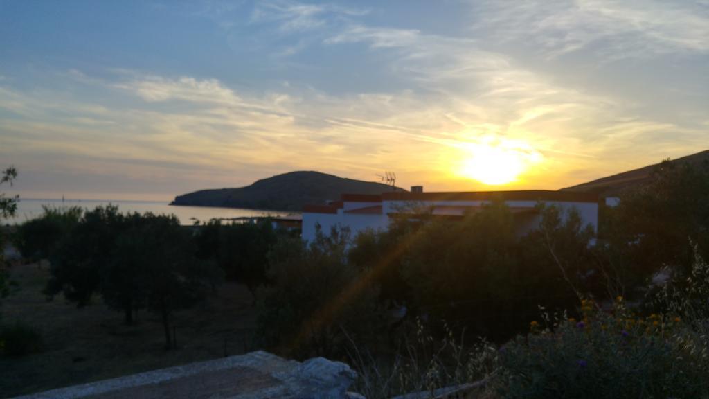 Tramonto Nel Delfini Apartment Kini Ngoại thất bức ảnh