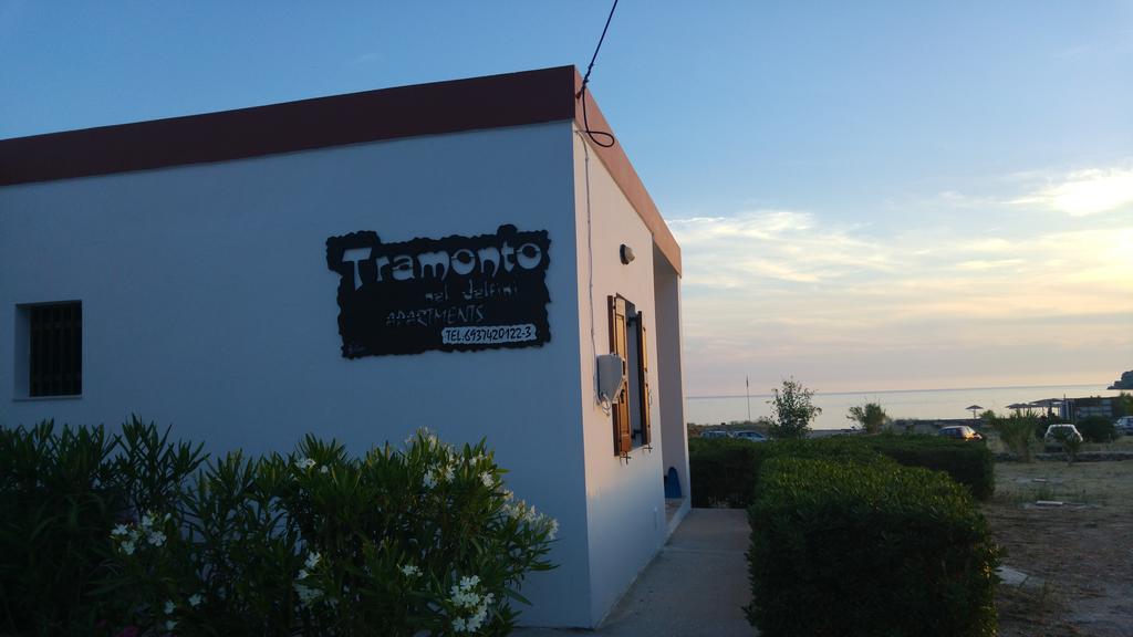 Tramonto Nel Delfini Apartment Kini Ngoại thất bức ảnh