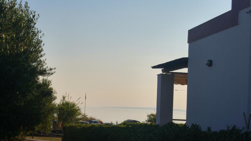 Tramonto Nel Delfini Apartment Kini Ngoại thất bức ảnh