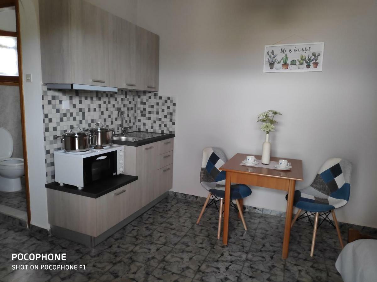 Tramonto Nel Delfini Apartment Kini Ngoại thất bức ảnh