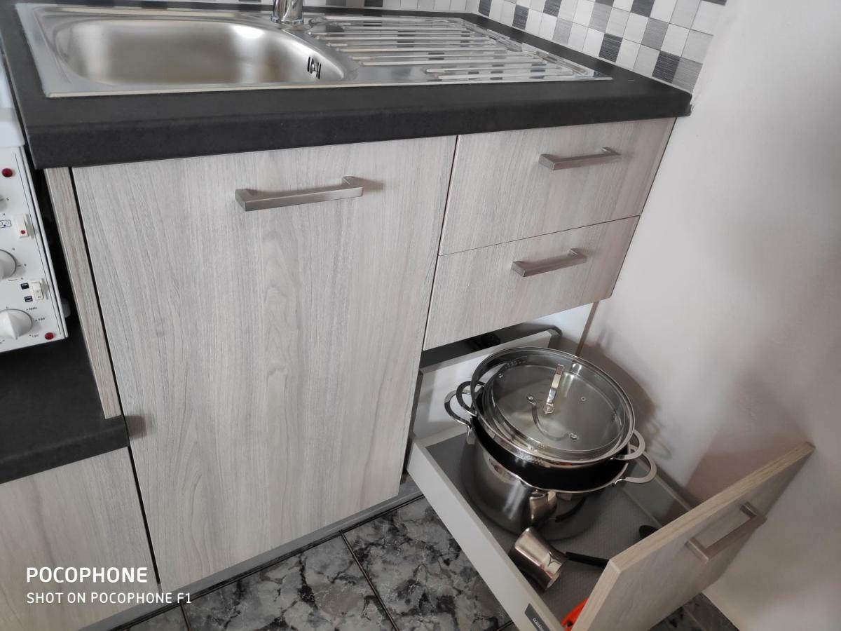 Tramonto Nel Delfini Apartment Kini Ngoại thất bức ảnh
