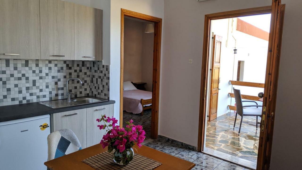 Tramonto Nel Delfini Apartment Kini Ngoại thất bức ảnh