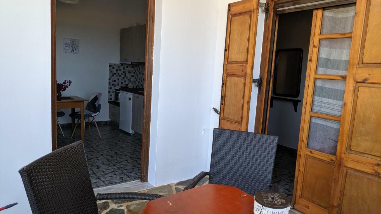 Tramonto Nel Delfini Apartment Kini Ngoại thất bức ảnh